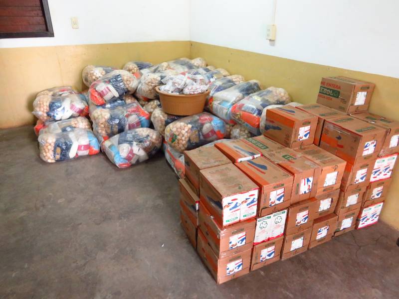 Schüler des CIYS bekommen Lebensmittel