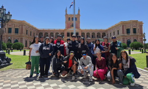 Noveno grado del Colegio Indígena Yalve Sanga en su primer viaje a Asunción