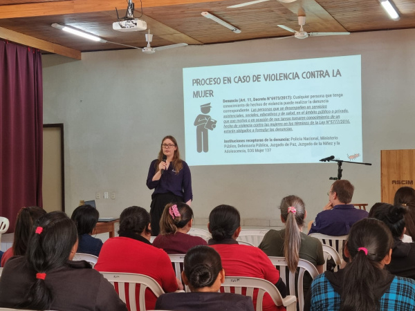 La abogada Elisabet Penner, funcionaria de la Asociación Fernheim presentando el tema del día