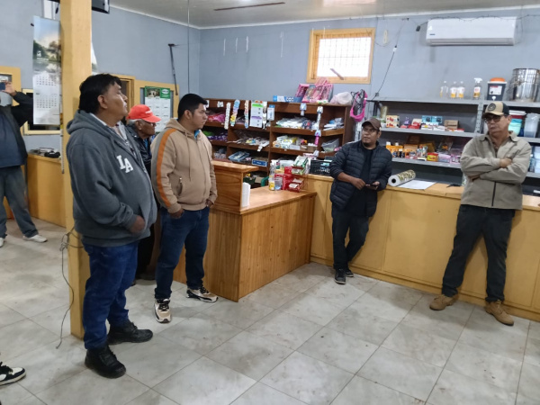 Besuch des Verwaltungsrates der CNU-Siedlung (Comunidad Nivaclé Unida) in Campo Alegre