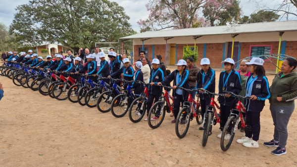 Los alumnos con sus nuevas bicicletas - Ganadores del concurso &quot;Nutrileche 2025&quot;