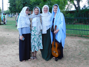 Sergia (la segunda desde la derecha) con colaboradores del CEA el día de la presentación de la Via Crucis