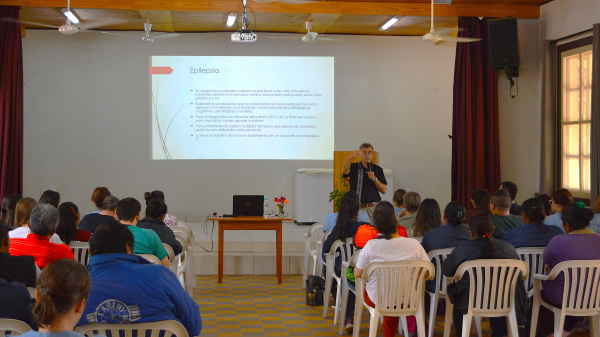 Dr Wiens enseñando sobre la epilepsia